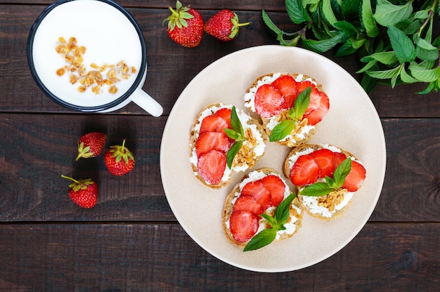 Kleine bruschetta met kwark en verse aardbeien met munt