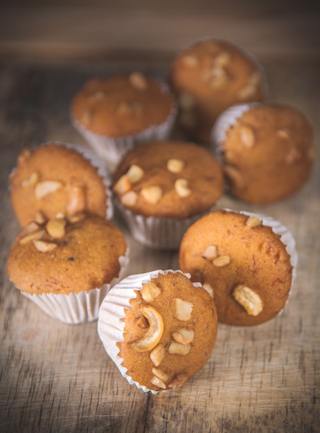 Kleine cake gemaakt van bananenmelk poeder op houten vloer.