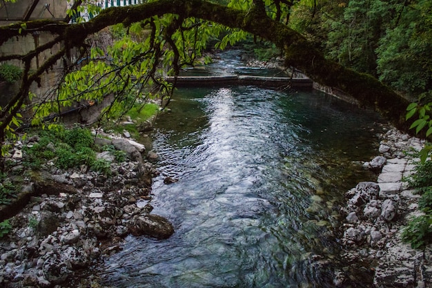 Kleine dam met water stroomversnellingen. Gezien als lijnen en patronen met schuim.