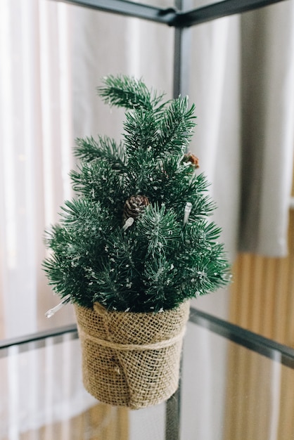 Kleine decoratieve kerstboom op tafel