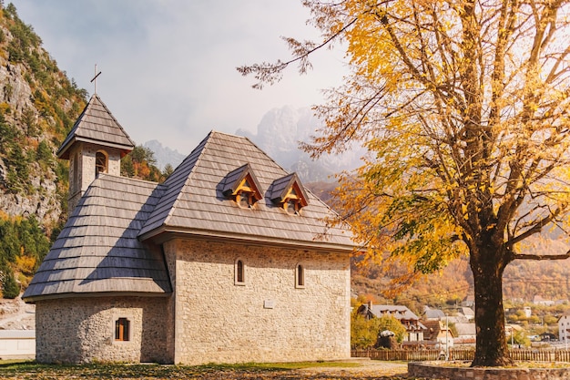 Kleine eenvoudige kerk in het dorp van theth Albanië