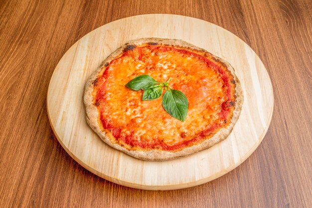 Kleine eenvoudige pizza en heerlijke margarita met basilicum voor Italiaans ontbijt