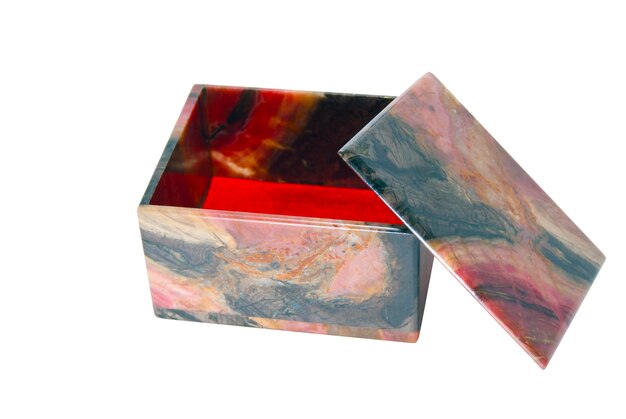 Kleine eenvoudige stenen doos van gepolijst rhodoniet met een open deksel geïsoleerd