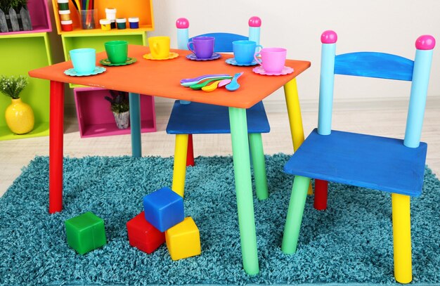 Kleine en kleurrijke tafel en stoelen voor kleine kinderen