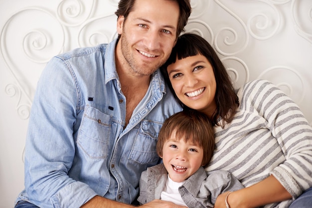 Kleine familie grote liefde Portret van een gelukkige moeder en vader die een band vormen met hun zoon