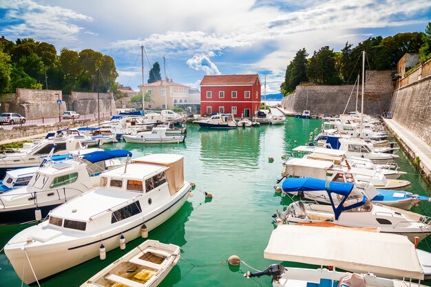 Kleine Fosa-baai in Zadar met boten en jachten, Kroatië