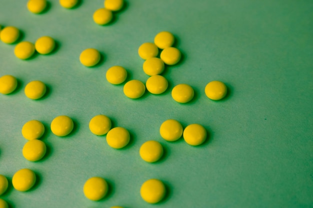 Kleine geeloranje mooie medische farmaceptische ronde pillen vitamines medicijnen antibiotica