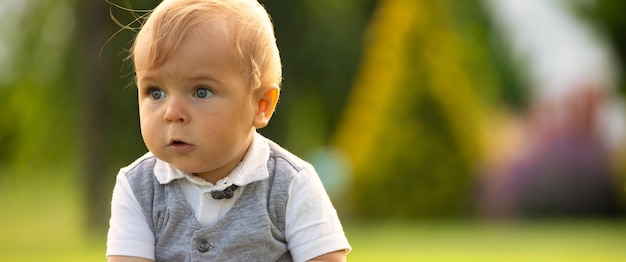 Kleine gelukkige baby op groen gras selectieve aandacht