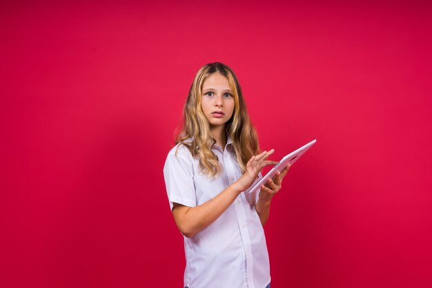 Kleine gelukkige blonde jongen meisje jaren laptop pc computer kinderen levensstijl kindertijd concept