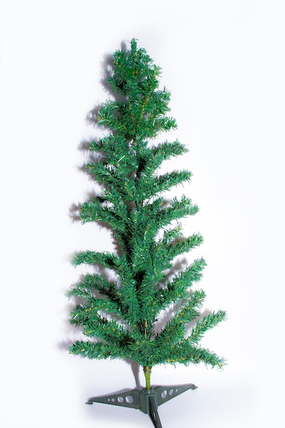 Kleine groene kerstboom op een witte achtergrond bovenaanzicht