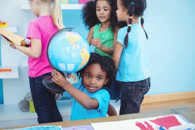 Kleine groep kinderen in het spelen met speelgoed