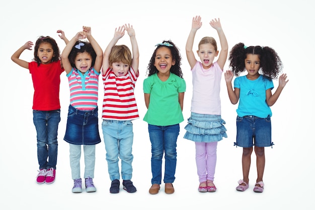 Kleine groep kinderen staan ​​samen met opgeheven armen