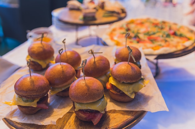 Kleine hamburgers geserveerd op één bord als voorgerecht