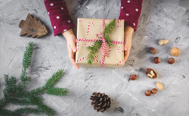 Kleine handen baby meisje houden kerstcadeau doos