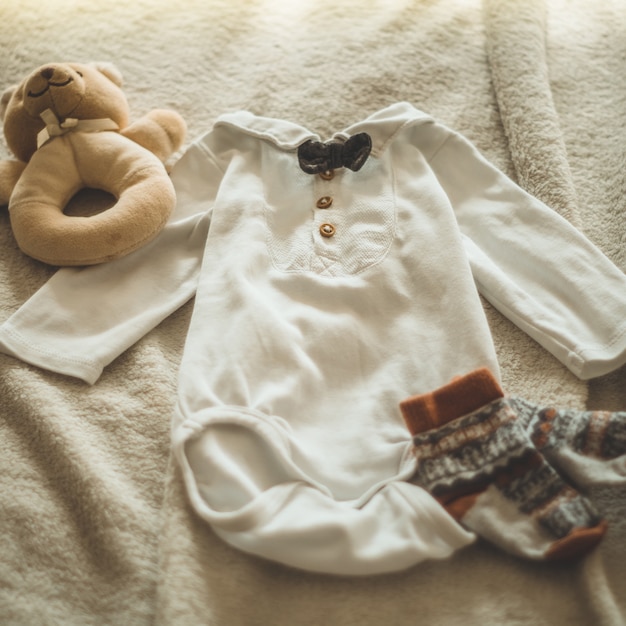 Kleine handgemaakte babykleertjes. pasgeboren kleding. Eenheid, bescherming en geluk