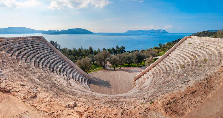 Kleine Hellenistische theater van Antiphellos in Kas Turkije met niet-identificeerbare figuren van mensen