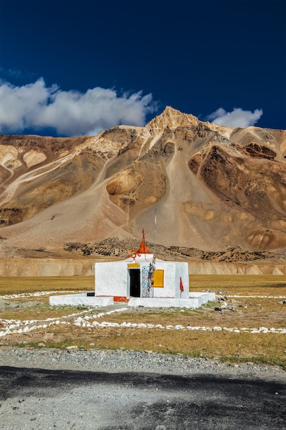 Kleine Hindoese tempel in sarchu op de weg van Manalileh naar Ladakh India