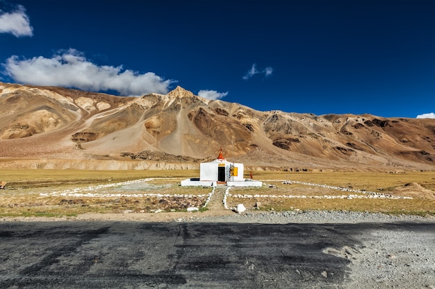 Kleine Hindoese tempel in Sarchu op weg Manali-Leh. Grens tussen Himachal Pradesh en Ladakh, India