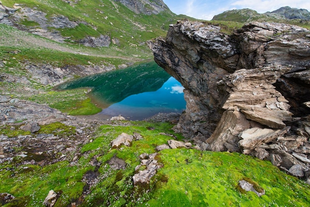 Kleine hoge bergmeer met transparant