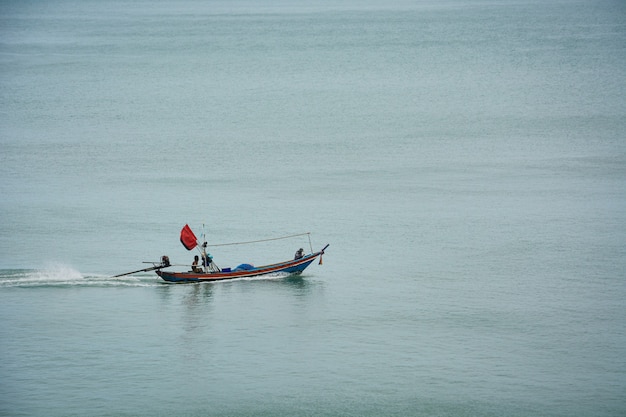 Foto kleine houten lokale vissersboot zeilen in het midden van de zee nakhon si thammarat thailand