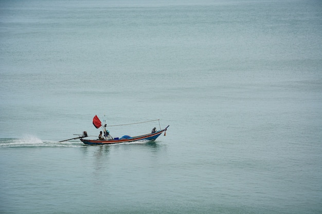 Kleine houten lokale vissersboot zeilen in het midden van de zee nakhon si thammarat thailand