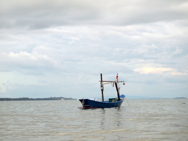 Kleine houten vissersboot die in het overzees drijft