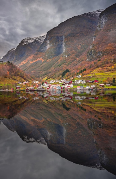 Kleine huizen aan de oever van een fjord