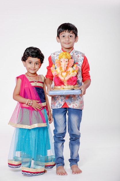 Kleine Indiase kinderen met lord ganesha en bidden, Indiase ganesh festival