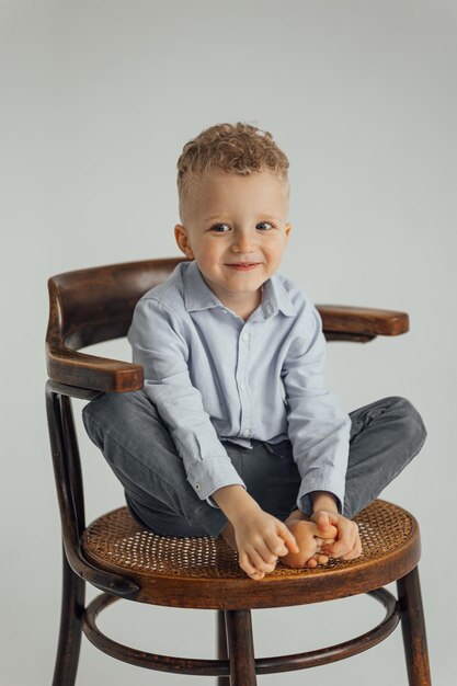 Kleine jongen 4 jaar oud blond in een shirt