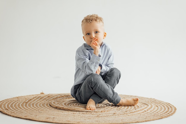 Kleine jongen 4 jaar oud blond in een shirt