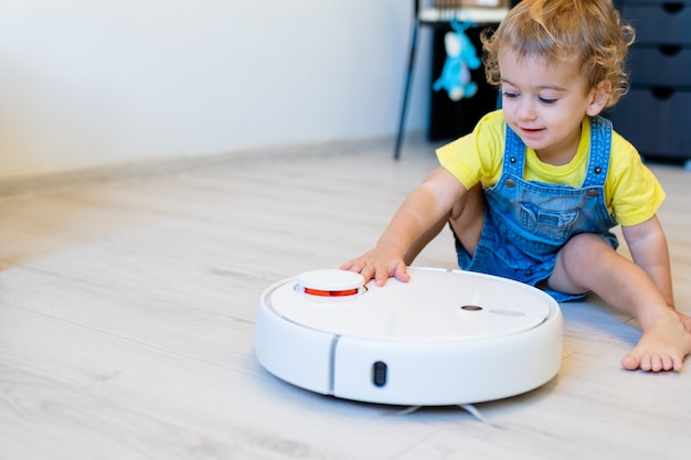 Kleine jongen begint jaren geleden een robotstofzuiger