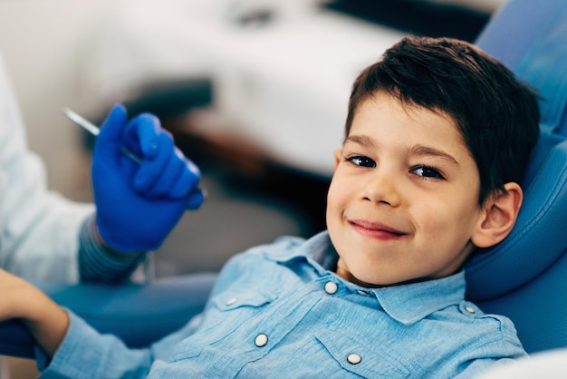 Kleine jongen bij een regelmatige tandheelkundige controle