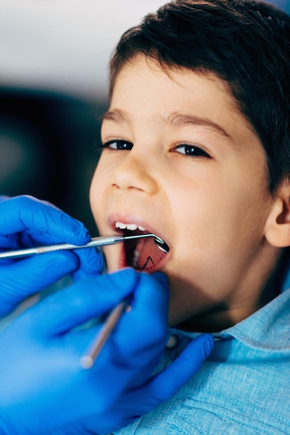 Kleine jongen bij regelmatige tandheelkundige controle