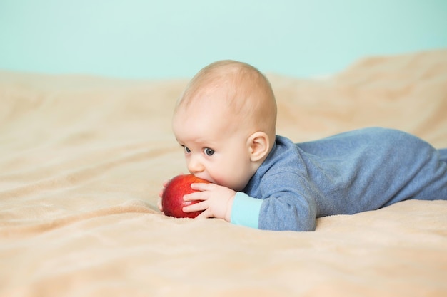 Kleine jongen bijt rode appel