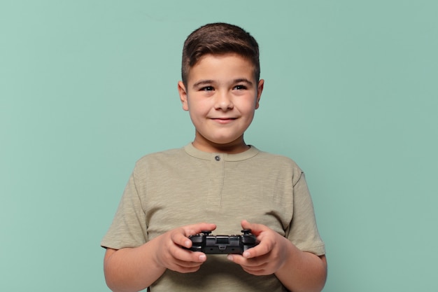 Kleine jongen blije uitdrukking met een game-joystick