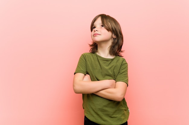 Kleine jongen die droomt van het bereiken van doelen en doeleinden