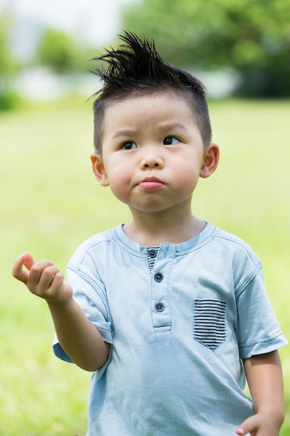 Kleine jongen die een snack eet.