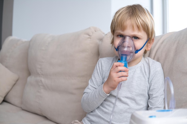 Foto kleine jongen die een stoom inhalator nebulizer gebruikt gezondheidszorg medische zorg