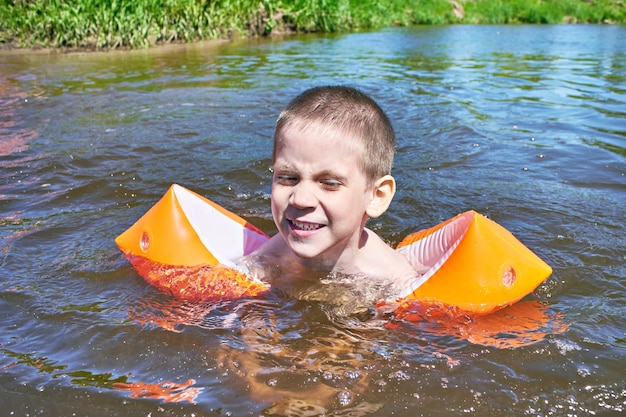 Kleine jongen die in rivier zwemt