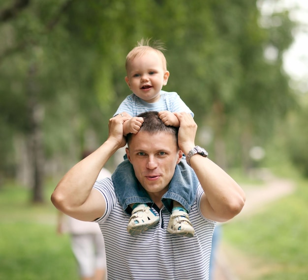 kleine jongen die met papa in het park speelt