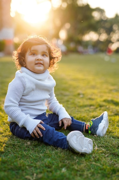 Kleine jongen die op gras speelt