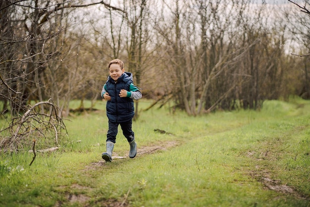 kleine jongen die over het veld rent