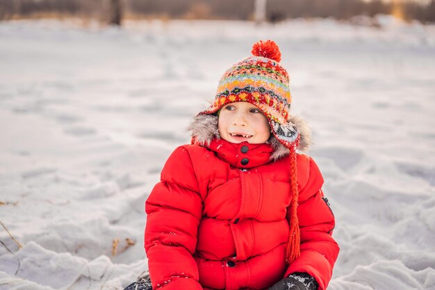 Kleine jongen die plezier heeft in de sneeuw