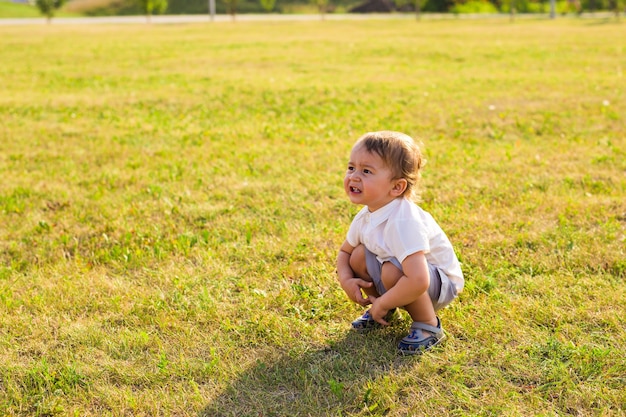 Kleine jongen die plezier heeft in de zomerse natuur