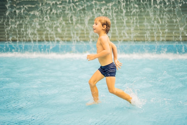 Kleine jongen die plezier heeft in het zwembad