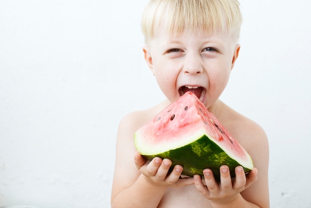 kleine jongen die watermeloen eet