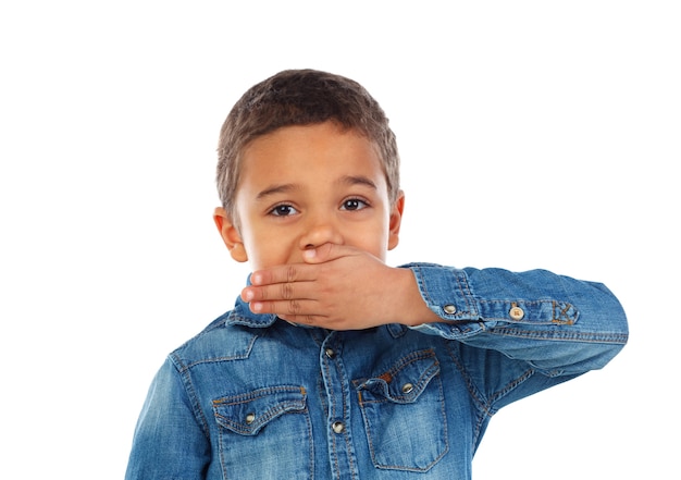 Kleine jongen die zijn mond behandelt