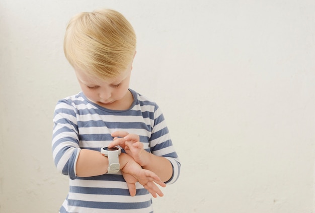 kleine jongen die zijn tanden poetst