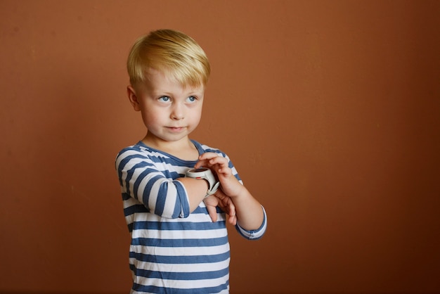 kleine jongen die zijn tanden poetst