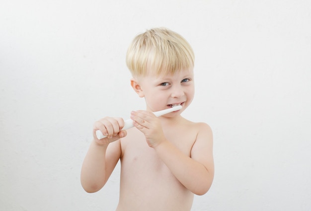 kleine jongen die zijn tanden poetst